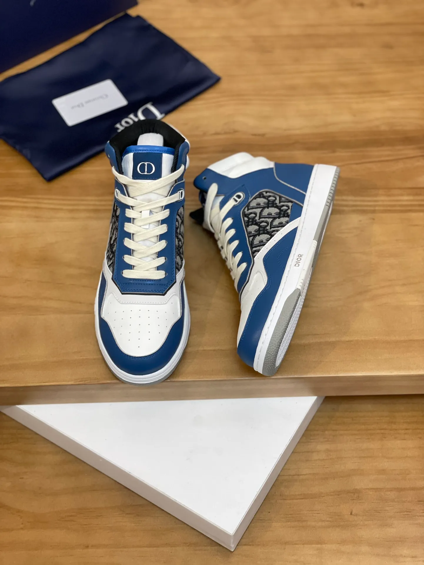 Men's shoes: 💰P460¥ Product trademark: Dior* "Dior*" high-top casual shoes Regular size: 38-44 (can be customized to 45.46) Product materials: Upper imported cowhide stitched with original fabric, breathable lining, original outsole. Number: 1006